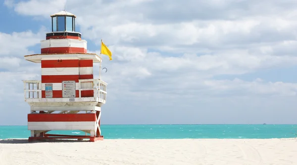 Colorful lifeguard cabin on sandy beach — Stock Photo, Image