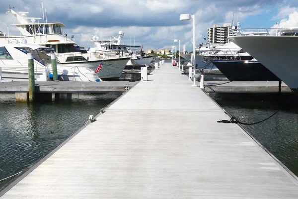 Yachts de luxe au débarcadère — Photo