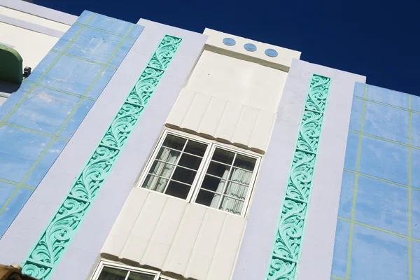 Modanature colorate e finestre a parete — Foto Stock