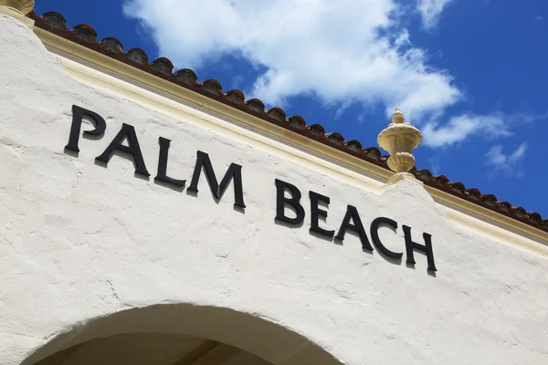 Black Palm Beach sinal na parede — Fotografia de Stock