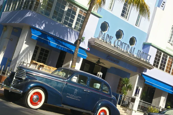 Vintage, blå bil på parkering — Stockfoto