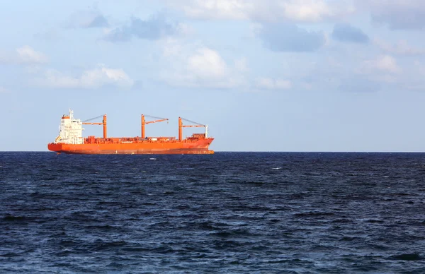 Oranje vrachtschip op horizon — Stockfoto