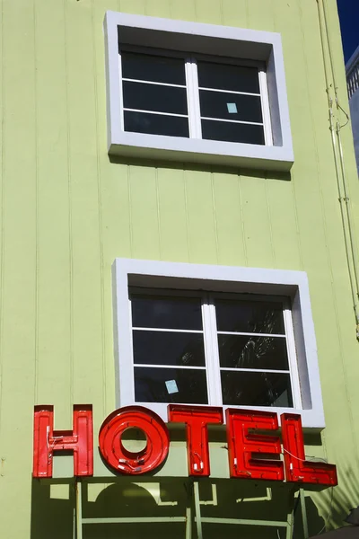 Neon hotel logga byggnad — Stockfoto