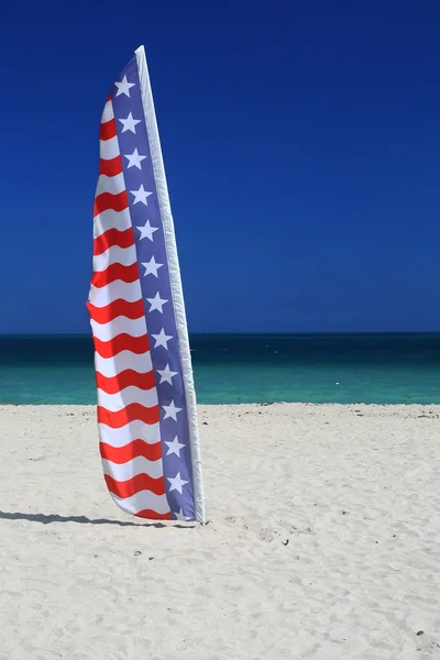 Bandera de EE.UU. en la playa de arena — Foto de Stock