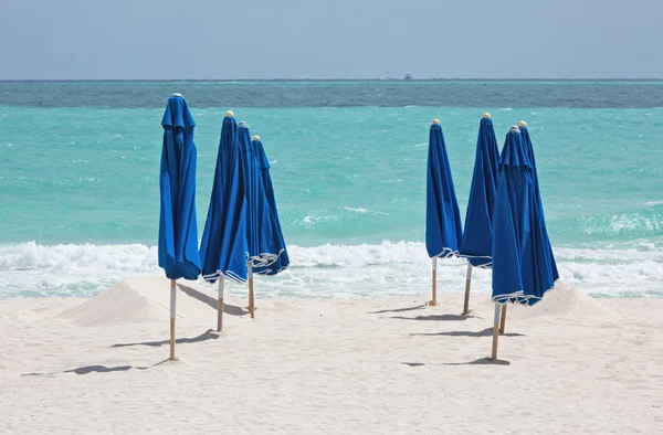 Umbrellas on picturesque beach — Stock Photo, Image