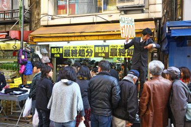 Satıcı çeken insanlar içinde çarşı