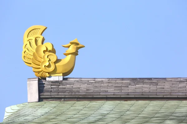 Çatı altın dekoratif horoz — Stok fotoğraf