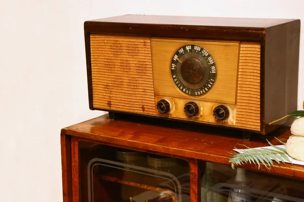 Récepteur radio rétro sur table — Photo