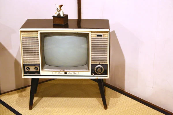 Retro televisão no chão — Fotografia de Stock