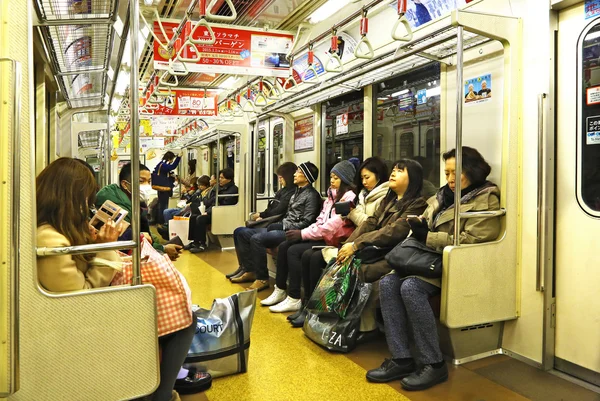 Ludzie siedzący w metra vagon — Zdjęcie stockowe