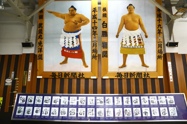 Porträtt av sumo champions i Tokyos tunnelbana — Stockfoto