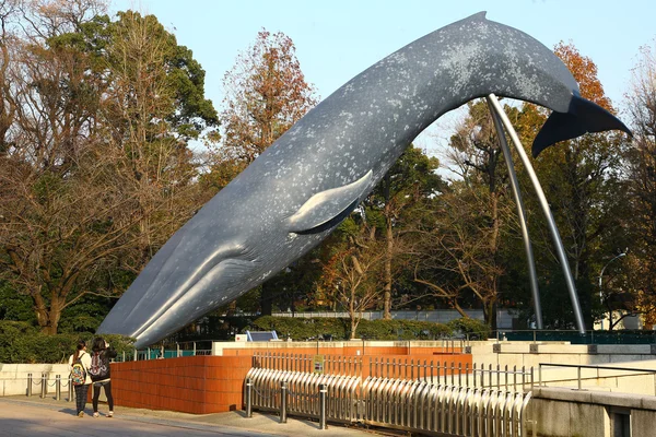 Tourists near blue whale sculpture — Stock Photo, Image