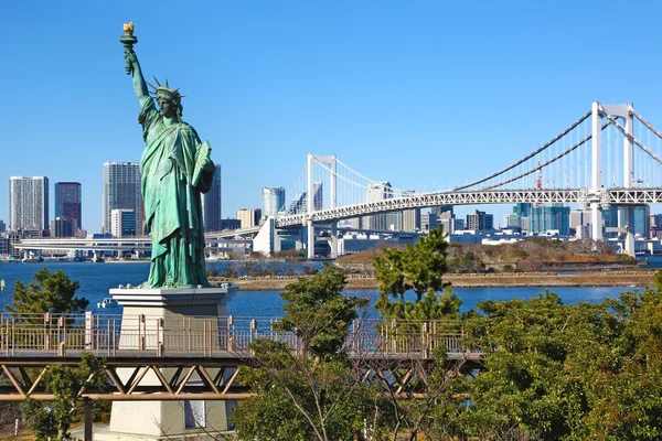 Staty av Liberty kopia med Rainbow bridge — Stockfoto