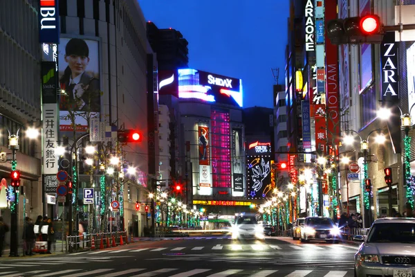 Autos fahren nachts auf der Straße in shibuya — Stockfoto