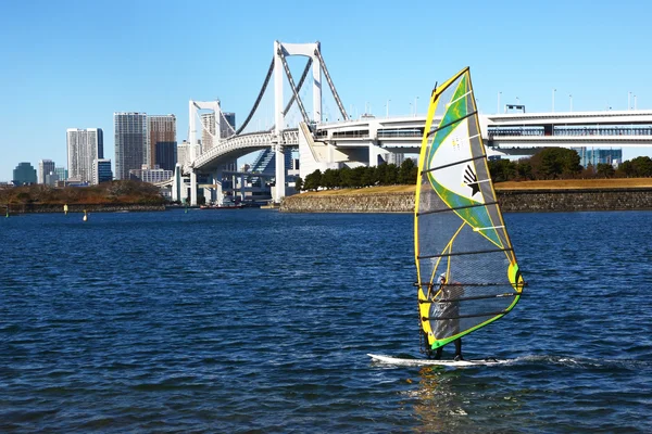 Windsurfer in front of Rainbow Bridge — 图库照片