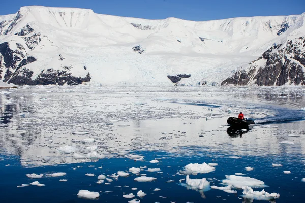 Boat floating between ice — 图库照片