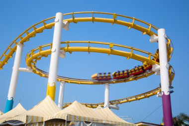 Döngüde renkli roller coaster rides