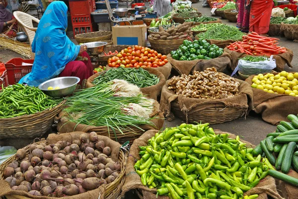 Wybór świeżych warzyw w kosze — Zdjęcie stockowe