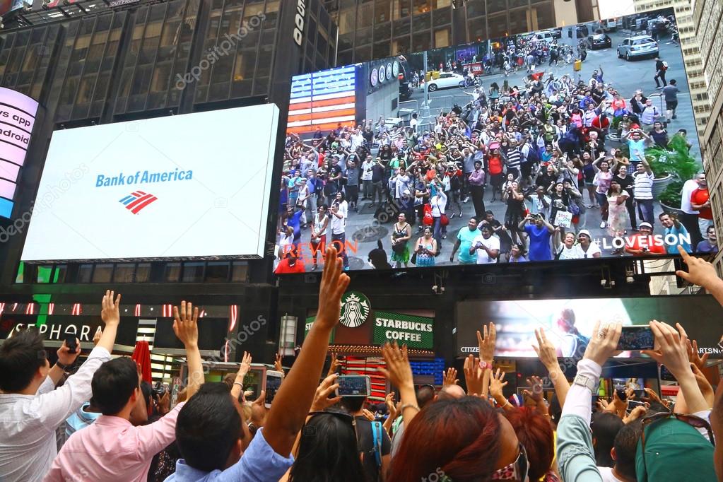 Large screen in Times Square Stock Editorial Photo © 80503060