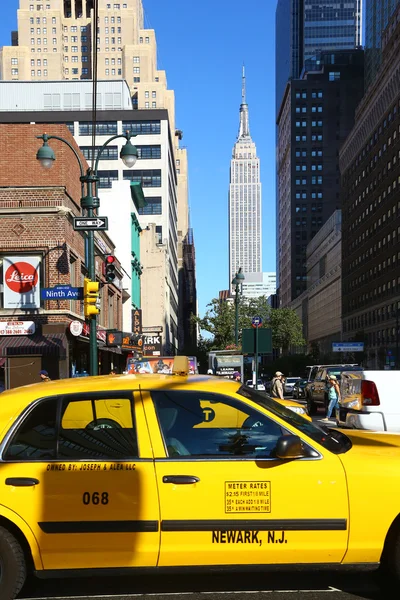 택시와 엠파이어 스테이트 빌딩 — 스톡 사진