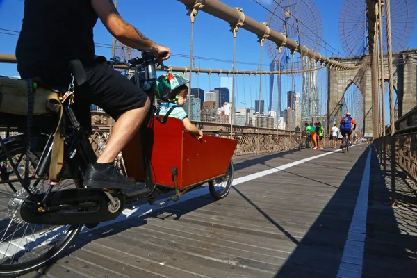 Férfi és gyermek kerékpáros, a Brooklyn-híd — Stock Fotó