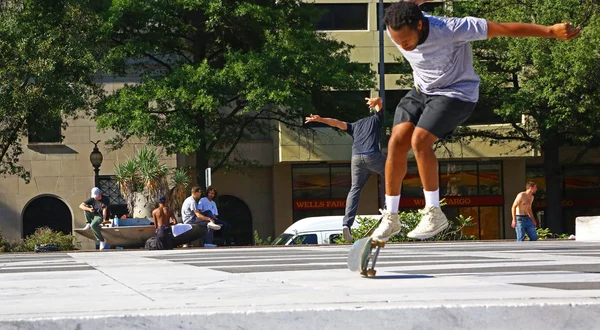 Skateboarders στον δρόμο στην ηλιόλουστη ημέρα — Φωτογραφία Αρχείου