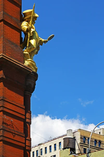 Estátua engraçada no edifício — Fotografia de Stock