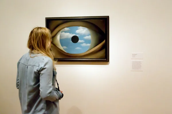 Malba Magritte v Moma — Stock fotografie