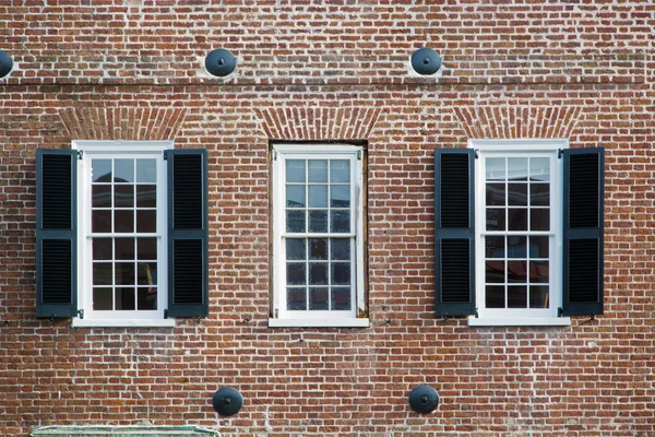 Három windows régi amerikai épület — Stock Fotó