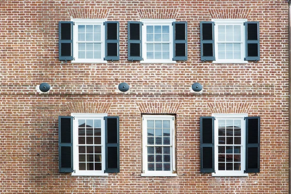 Sex windows av gamla amerikanska byggnad — Stockfoto