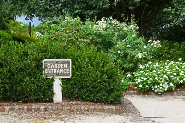 「ガーデン入口」と植物に署名します。 — ストック写真
