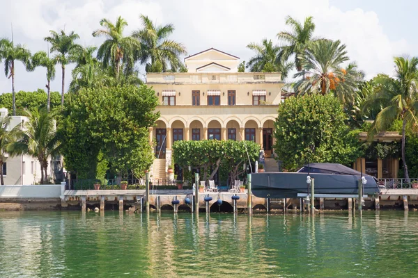 Lujosa mansión en Miami Beach — Foto de Stock