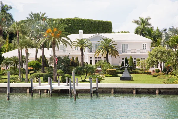 Lujosa mansión en Miami Beach — Foto de Stock