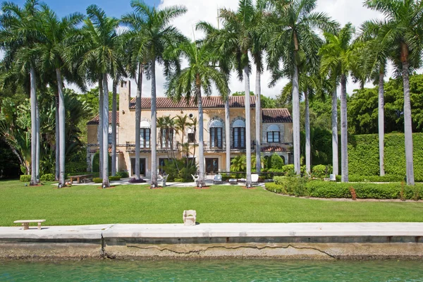 Lujosa mansión en Miami Beach — Foto de Stock