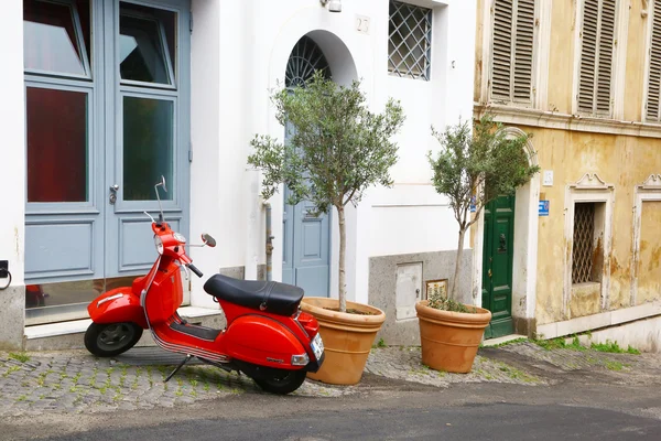 Červená Vespa v Římě — Stock fotografie