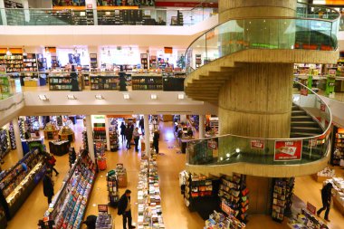 Büyük kitapçı insanlarda