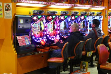 İnsanlar pachinko makinelerde oyun