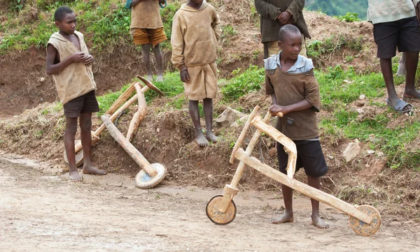 Afrikaanse kinderen spelen — Stockfoto