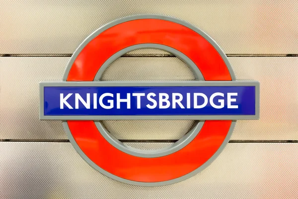 Knightsbridge Zaloguj London underground — Zdjęcie stockowe