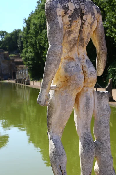 Romeinse standbeeld in de buurt van lake — Stockfoto