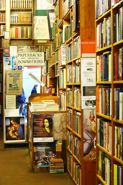 Книжковий магазин в дорозі Чарінг-Кросс — стокове фото