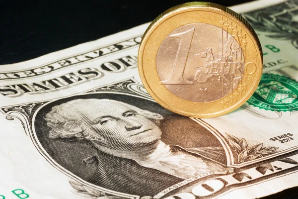 US-Dollar-Banknote und eine Euro-Münze — Stockfoto