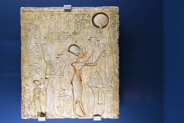 Akhenaten, Nefertiti ve çocuklarının Aten 'e taptığı kireçtaşı.