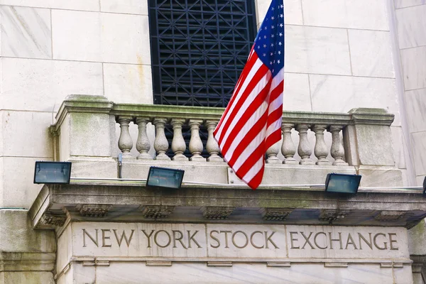 New York-i tőzsde és amerikai zászló — Stock Fotó