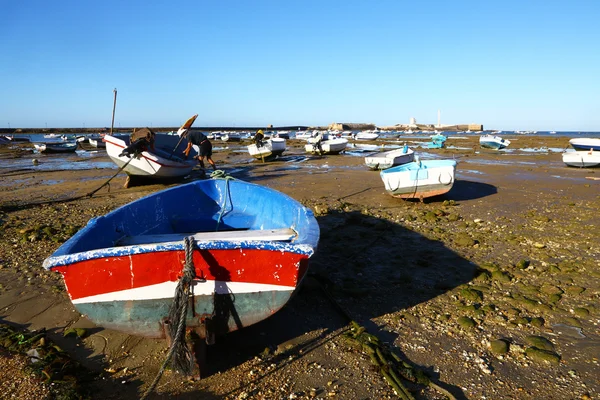 Boote am Strand auf Grund gelaufen — Stockfoto