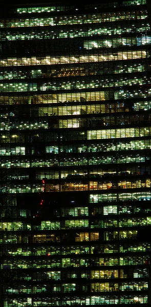 야간 사무실 건물의 창문 — 스톡 사진