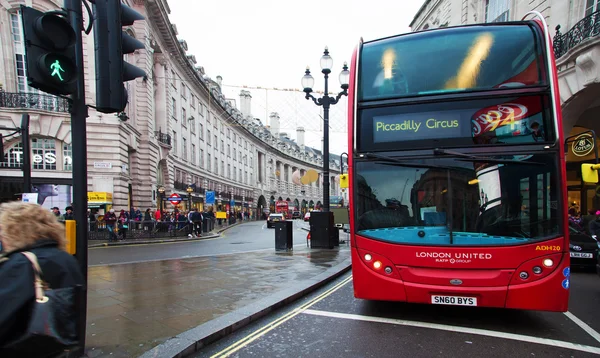 Autobus piętrowy w Piccadilly Circus — Zdjęcie stockowe