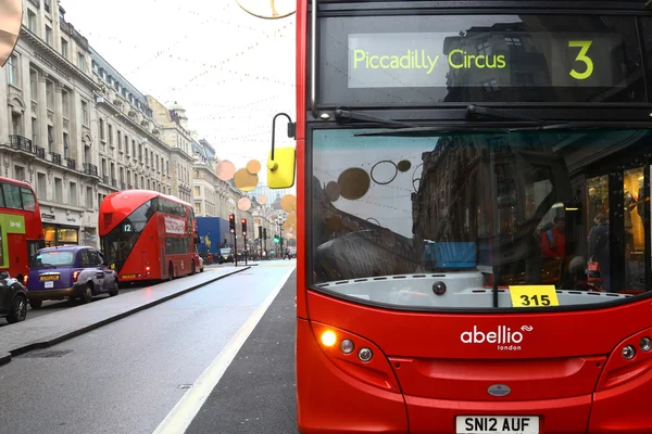 Autobus piętrowy w Piccadilly Circus — Zdjęcie stockowe