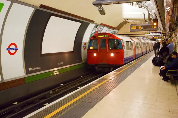 Zug kommt zum Piccadilly Circus Bahnhof — Stockfoto