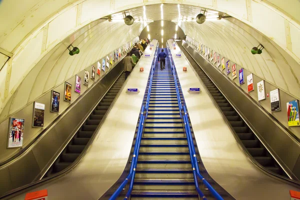在伦敦地下的自动扶梯上的人 — 图库照片